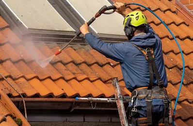 Démoussage et hydrofuge de toiture à Menet